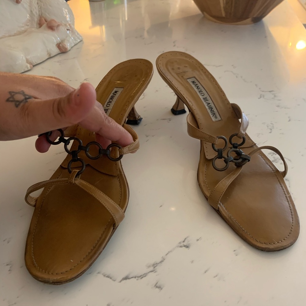 Manolo Blahnik Beige Sandal Kitten Heel with chain